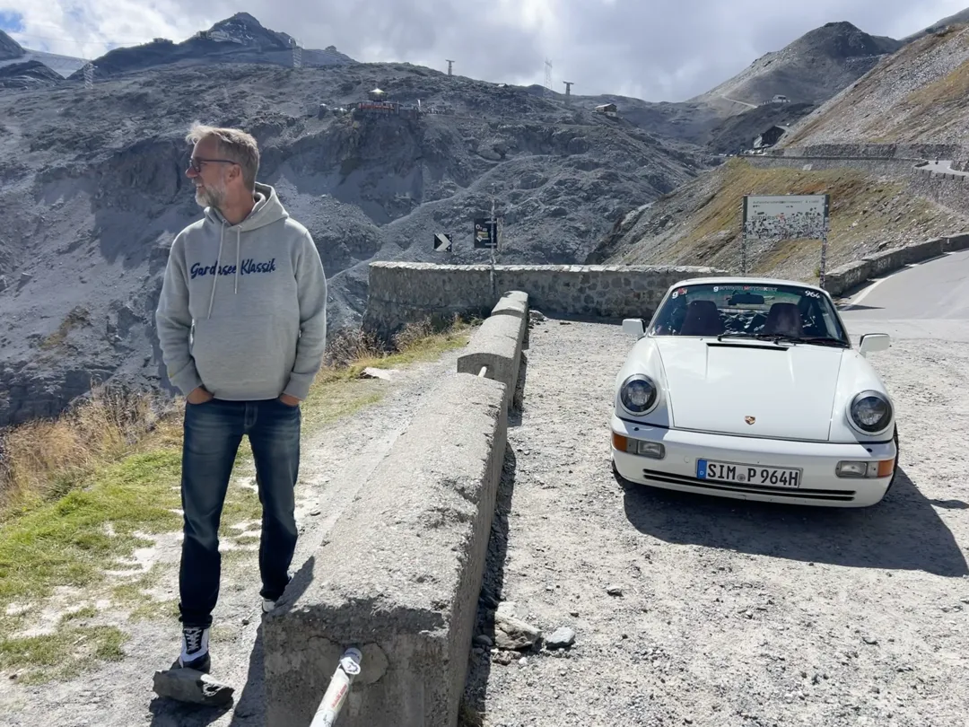Michael Peschel mit Porsche 964 in den Alpen