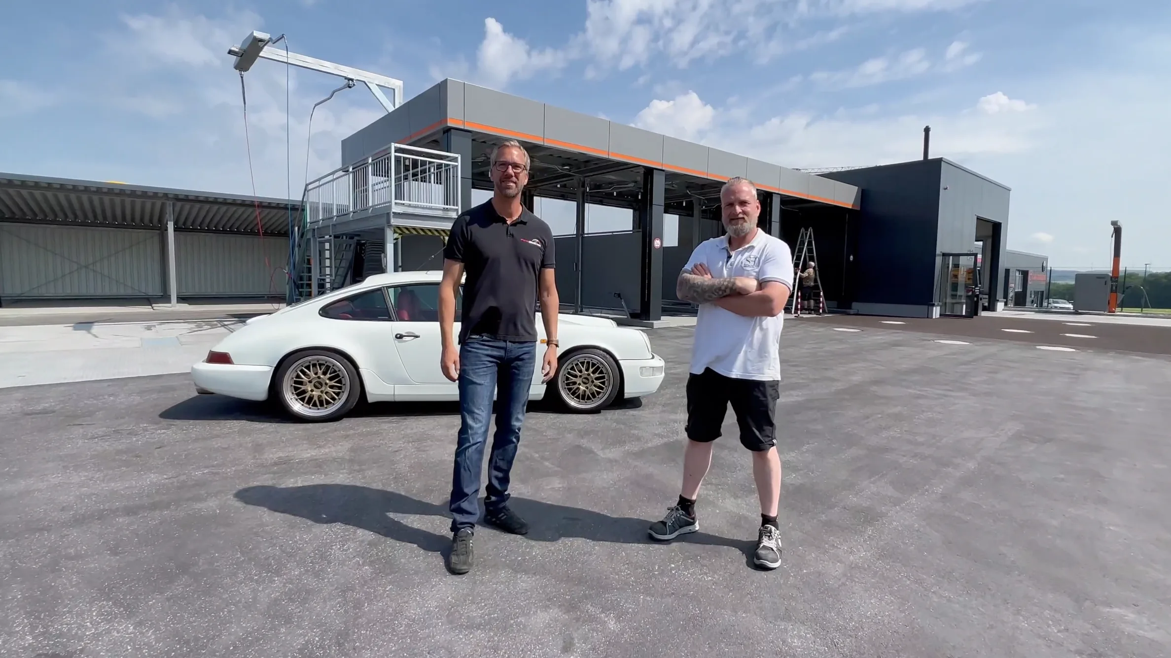 Kurz vor der Eröffnung: der fertiggestellte Waschpark mit Porsche 911